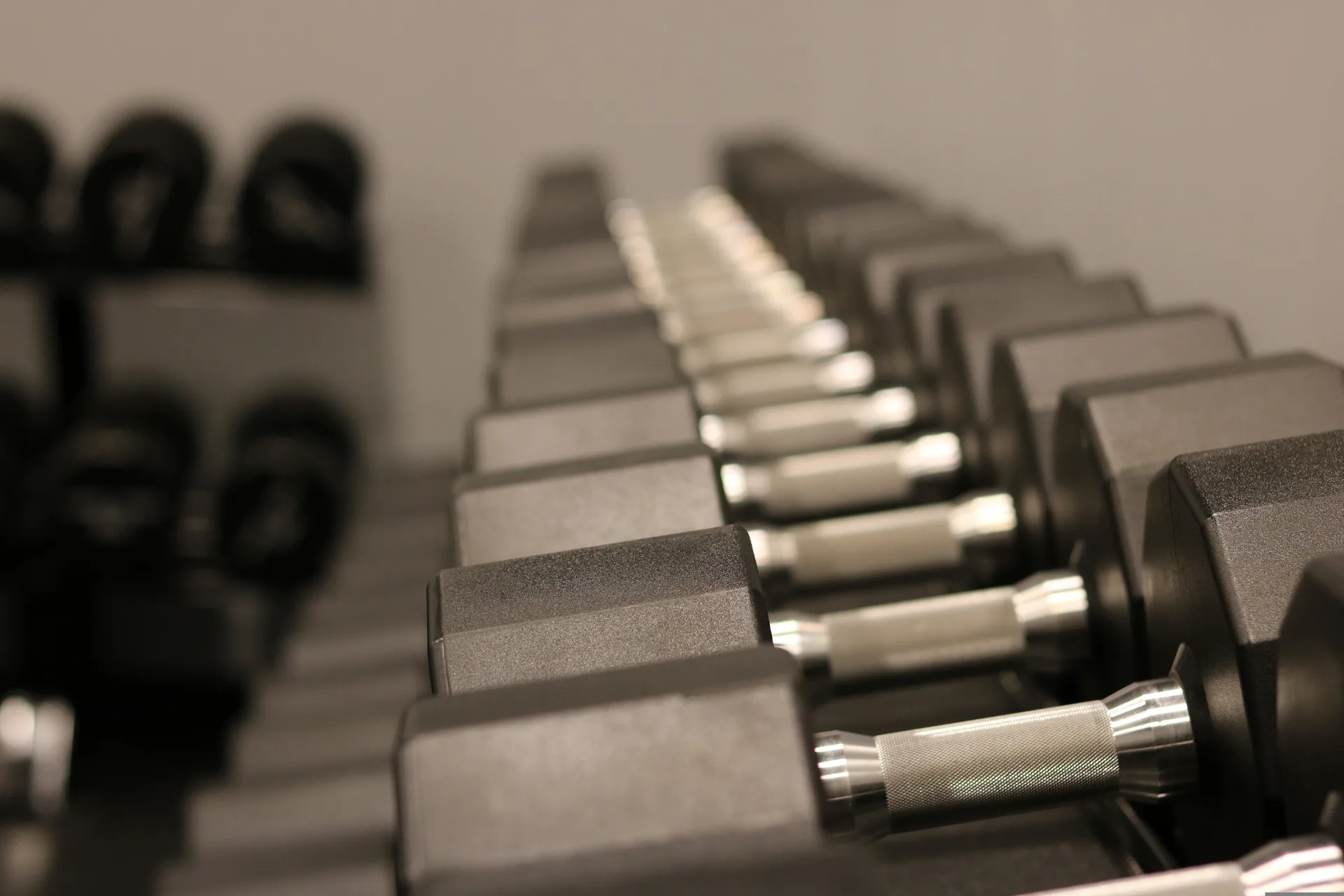 Een rij dumbbells in een sportschool
